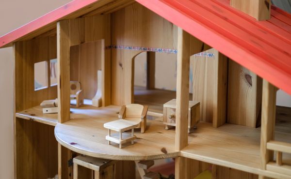 Doll House Assembly in Oviedo